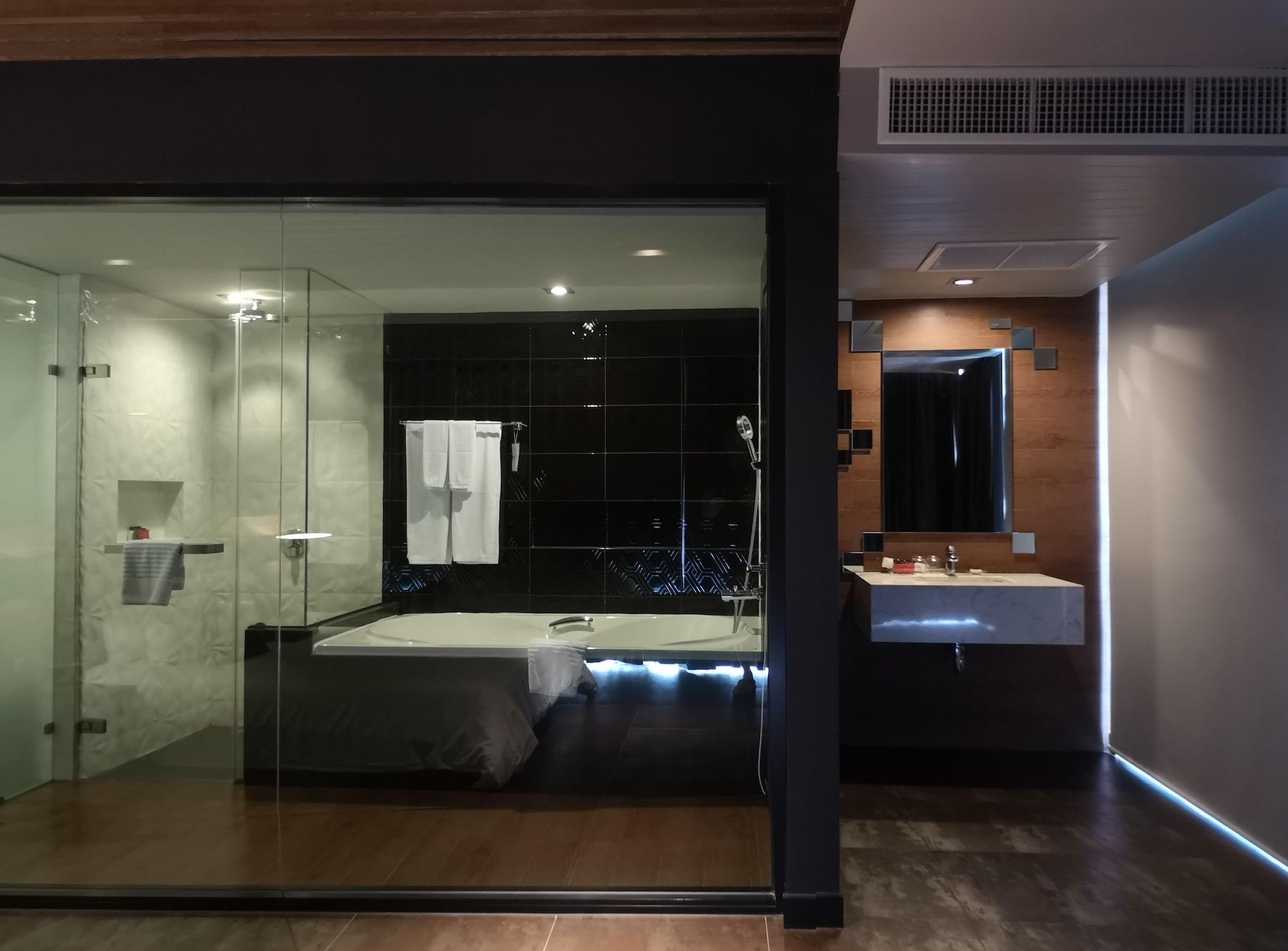 Tsix5 Quarter Hotel Pattaya Exterior photo