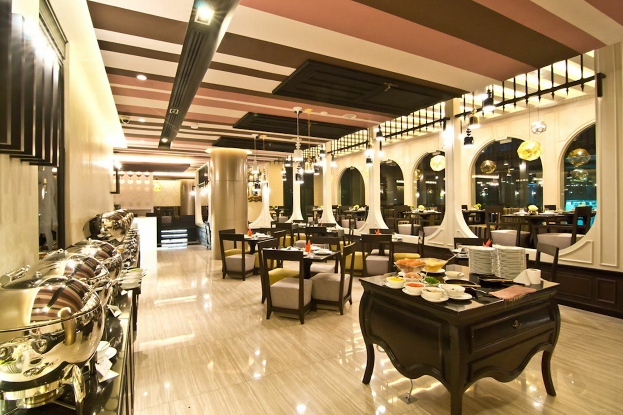 Tsix5 Quarter Hotel Pattaya Exterior photo